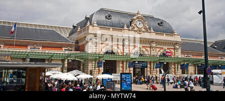 Gar de Nice Ville, Francia- Giugno 2, 2016: viaggiatori venuti da e per l'occupato e architettonicamente splendida stazione ferroviaria di Nizza, Francia Foto Stock