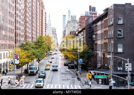 La città di New York, Stati Uniti d'America - 30 Ottobre 2017: vista aerea del traffico 10th street avenue quartiere di Chelsea appartamento edifici e vetture di seguito a New York, Foto Stock