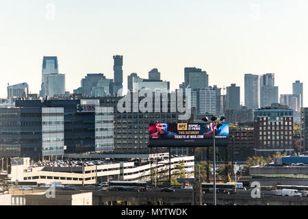 La città di New York, Stati Uniti d'America - 30 Ottobre 2017: visione industriale di cityscape skyline di Manhattan, NYC, New York City, UBS, pubblicità Affissioni per UFC Foto Stock