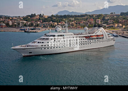 13 settembre 2014: Corfu, Grecia: nave da crociera Seaborn spirito di lasciare il porto in Korfu Foto Stock