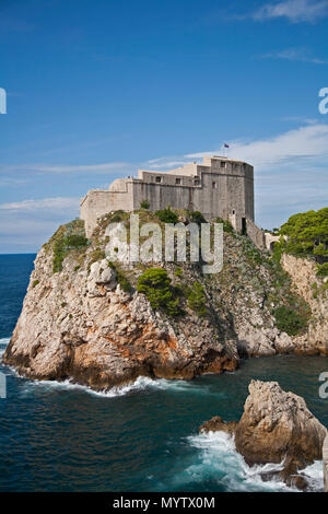 11 settembre 2014: Dubrovnik, Croazia- Il sito Patrimonio Mondiale dell'UNESCO e fortezza accanto al mare Mediterraneo Foto Stock