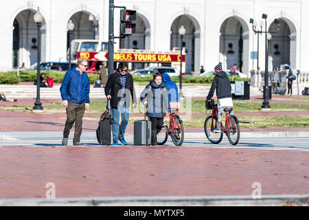 Washington DC, Stati Uniti d'America - 23 Novembre 2017: Union Station sul Columbus Circle con felici le persone che arrivano con il bagaglio, valigie, Big Bus Tours Foto Stock