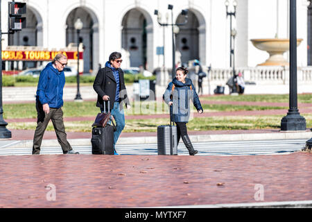 Washington DC, Stati Uniti d'America - 23 Novembre 2017: Union Station sul Columbus Circle con felice famiglia di persone che arrivano con il bagaglio, valigie, Big Bus Tours Foto Stock