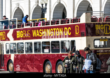 Washington DC, Stati Uniti d'America - 23 Novembre 2017: Union Station sul Columbus Circle con persone arrivate Big Bus Tours segno Foto Stock