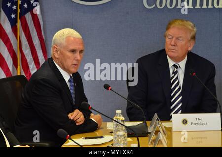 U.S presidente Donald Trump e Vice Presidente Mike Pence frequentare l'annuale stagione degli uragani briefing al quartier generale FEMA Giugno 6, 2018 a Washington, DC. Foto Stock