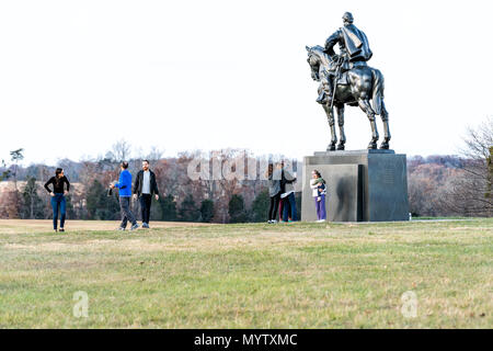 Manassas, Stati Uniti d'America - 25 Novembre 2017: Statua di Stonewall Jackson e i molti turisti che persone in National Battlefield Park in Virginia dove Bull Run battaglia Foto Stock