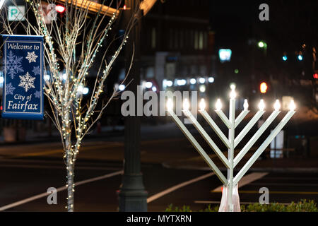 Fairfax, Stati Uniti d'America - 24 dicembre 2017: la vigilia di Natale decorazioni vacanze nel centro cittadino di county città storica con il segno di benvenuto, albero e Jewish Menorah decora Foto Stock