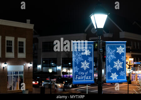 Fairfax, Stati Uniti d'America - 24 dicembre 2017: Natale decorazioni nella contea del centro storico della città di vacanza con segno di benvenuto, albero in Virginia Foto Stock