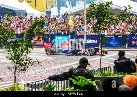 Città del Messico, Messico - 27 Giugno 2015: il Personale del Infiniti Red Bull Racing Team prende le vetture indietro per i rimorchi a Infiniti Red Bull Racing F1 Showrun. Foto Stock
