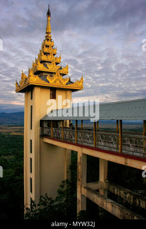 Ascensore torre e la passerella a Pagoda Sutaungpyei sulla sommità del Mandalay Hill, Mandalay Myanmar. Mandalay Hill è stato un importante luogo di pellegrinaggio per la BU Foto Stock