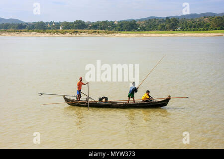 Gli uomini locali pescare da una barca sul Fiume Ayeyarwady vicino a Mandalay, Myanmar. Fiume Ayeyarwady è il più grande fiume in Myanmar. Foto Stock