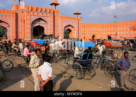 Ajmeri Gate con risciò ciclo di fronte ad esso, Jaipur, Rajasthan, India. Ci sono sette porte al walsl di Jaipur old town. Foto Stock