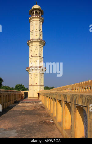 Iswari Minar Swarga Sal a Jaipur, Rajasthan, India. Questo minareto fu eretto nel 1740s da Jai Singh suo figlio e successore Iswari. Foto Stock