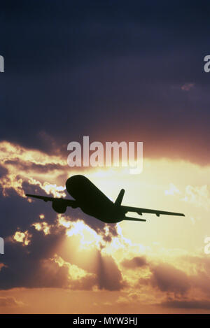 1992 Silhouette storico di volo aereo commerciale Foto Stock