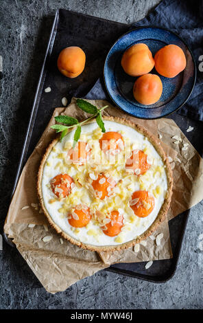 Deliziosa confettura di albicocche e crema di formaggio tart guarnita con scaglie di mandorle e sminuzzare Foto Stock