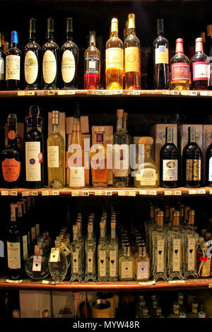 Display del vino e la grappa in un negozio all'interno della Fortezza di Montalcino, Val d'Orcia, Toscana, Italia. Montalcino è famosa per il suo Brunello di Montalcino win Foto Stock