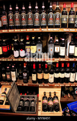 Display del vino in un negozio all'interno della Fortezza di Montalcino, Val d'Orcia, Toscana, Italia. Montalcino è famosa per il suo vino Brunello di Montalcino. Foto Stock