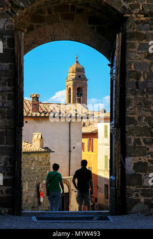 Montalcino città visto attraverso il cancello in Val d'Orcia, Toscana, Italia. La città prende il nome da una varietà di quercia che ricoprivano il terreno Foto Stock