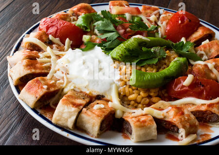 Cibo turco Kebap Beyti / Shawarma Kebab con yogurt. Cibo tradizionale con carni macinate. Foto Stock