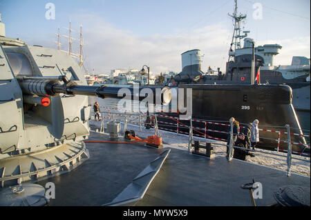 Orkan polacco-classe attacco rapido craft ORP Grom, Kobben-classe ORP sottomarino Sep 295 e nave museo ORP Blyskawica a Gdynia, Polonia. 14 gennaio 2017 Foto Stock