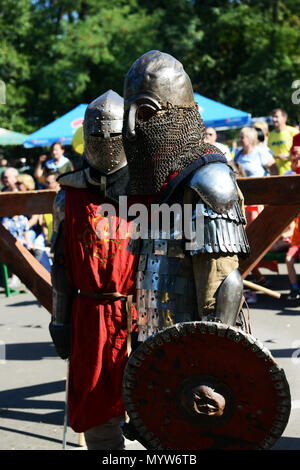 Cavaliere Battaglia torneo Odessa durante il festival internazionale della cultura medievale. Foto Stock