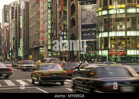 1992 Strada storica scena CHUO DORI AVENUE GINZA TOKYO GIAPPONE Foto Stock