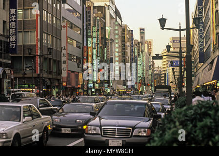 1992 Strada storica scena CHUO DORI AVENUE GINZA TOKYO GIAPPONE Foto Stock