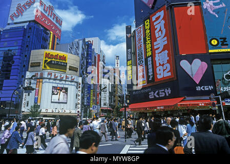 1992 Strada storica scena CHUO DORI AVENUE GINZA TOKYO GIAPPONE Foto Stock