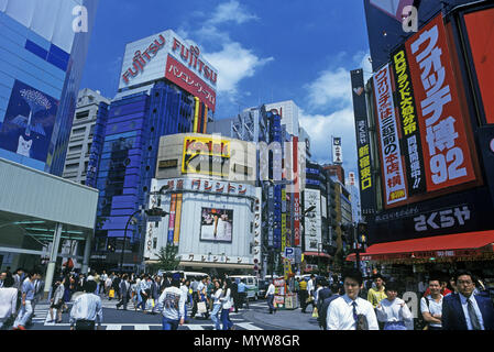 1992 Strada storica scena CHUO DORI AVENUE GINZA TOKYO GIAPPONE Foto Stock