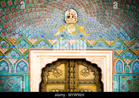 Bella e decor colorato intorno a una tipica porta di un palazzo nella città di Jaipur Foto Stock