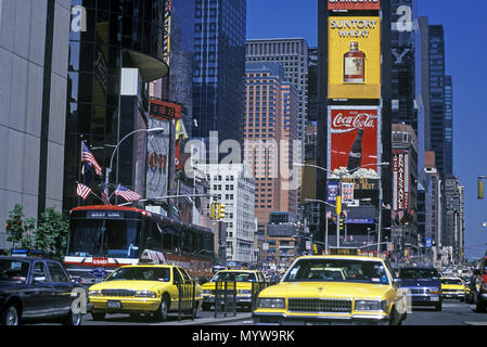 1992 giallo storico CHEVROLET IMPALA TAXI (©GENERAL MOTORS CO 1985) TIMES SQUARE MANHATTAN NEW YORK CITY USA Foto Stock