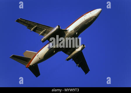 1992 Silhouette storico di volo aereo commerciale Foto Stock