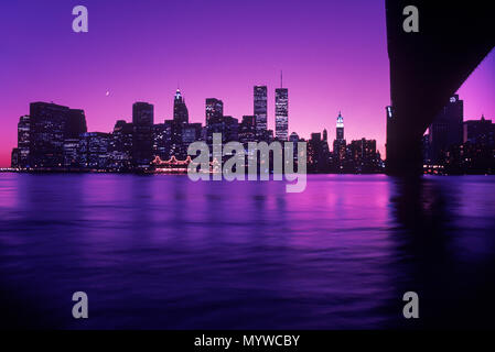 1992 storico ponte di Brooklyn (©J & W ROEBLING 1876) Twin Towers (©MINORU YAMASAKI 1973) skyline del centro EAST RIVER MANHATTAN NEW YORK CITY USA Foto Stock