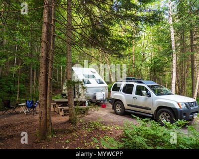 Un telaio di rimorchio campeggio a Baie Eternite Campeggio, Fjord-du-Saguenay Parco Provinciale, Quebec, Canada. Foto Stock