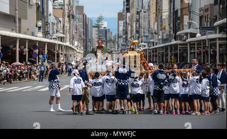 Kyoto, Giappone - 24 luglio 2016. Tradizionale manifestazione di Gion Matsuri festival a caldo giorno d'estate a Kyoto. Foto Stock