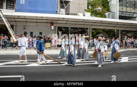 Kyoto, Giappone - 24 luglio 2016. Tradizionale manifestazione di Gion Matsuri festival a caldo giorno d'estate a Kyoto. Foto Stock