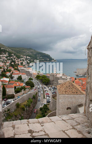 11 settembre 2014- Dubrovnik, Croazia: un vento di libeccio martelli la città capitale di Croazia, mostrando oceano e case nel suo percorso Foto Stock