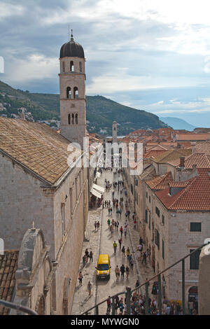 11 settembre 2014: Piazza Luza, Dubrovnik: una grande torre dell orologio con mattoni bianchi, e la campana per essere registrata sopra la città di Dubrovnik, siede sul percorso di Foto Stock