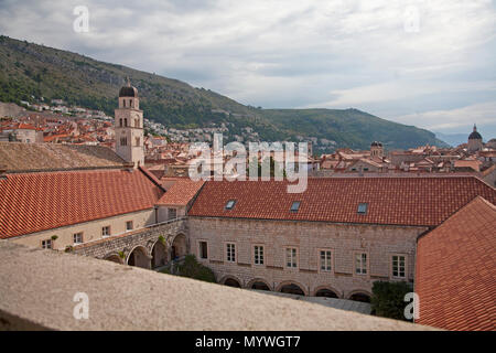 11 settembre 2014- Dubrovnik, Croazia: i tetti del chiostro a Dubrovnik, originariamente costruito come una fortezza Foto Stock