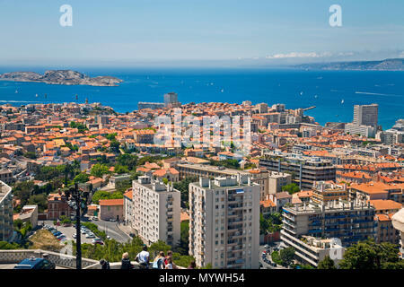 21 maggio 2016- Marsaille, Francia: tetti rossi su case e barche nell'oceano nel soleggiato bella città francese di Marsiglia Foto Stock