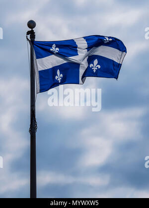 Provinciale del Quebec bandiera, Saint Simeon ferry terminal, Quebec, Canada. Foto Stock