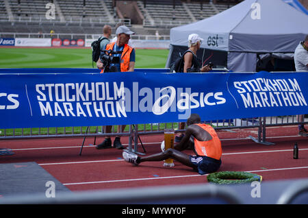 Stoccolma, Svezia - 2 giugno 2018. Il vincitore del quarantesimo Stockholm marathon, Lawi Kiptui del Kenya, si snoda la sua lacci delle scarpe dopo la finitura del quarantesimo Stockh Foto Stock