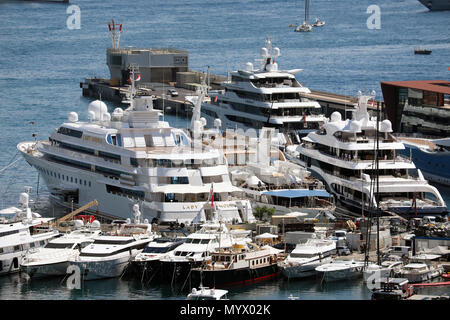 Montecarlo, Monaco - 7 Giugno 2018: molti lussuosi yacht e barche ormeggiate in porto Ercole. Principato di Monaco, Costa Azzurra Foto Stock