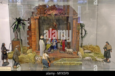 . Deutsch: Krippenfiguren vom Holzschnitzer Florian Liebsch aus Schönlinde (Krasná Lípa); Sie sind auf dem Genrebild 'Dreikönigsabend' von Agosto Frind zu sehen. . Xx secolo 90 Sammlung-Frind-Holzschnitzer mit Krippenfiguren-2 Foto Stock