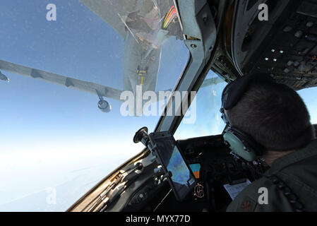 Un gruppo del sessantesimo gruppo Operazioni comandanti onorario raccogliere sulla linea di volo a Travis Air Force Base in California, prima di salire a bordo di un KC-10 Extender come parte di un tour volto a integrare nei loro squadrone della propria missione. Il sessantesimo OG conduce tours su base annuale che offrono i comandanti onorario e gli aviatori hanno la possibilità di interagire e imparare gli uni dagli altri. (U.S. Air Force foto di Airman 1. Classe Christian Conrad) Foto Stock