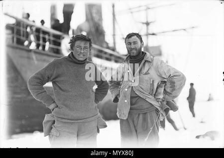 . Inglese: fotografia di due uomini, Percy Correll e Charles Laseron, preso da Frank Hurley. Correll e Laseron erano membri dell'Australasian Antarctic Expedition guidata da Sir Douglas Mawson (1911-1914). Questa fotografia è stata presa sul ghiaccio floe alla base occidentale. Il SY Aurora, una steam yacht acquistato da Mawson ai mezzi di trasporto la spedizione da Hobart in Antartide, è in background. . 26 giugno 2014, 08:38:12. Frank Hurley (1885-1962) nomi alternativi James Francis Hurley Descrizione Australian explorer, fotografo, fotografo di guerra e fotoreporter Data di nascita e morte 15 Octobe Foto Stock