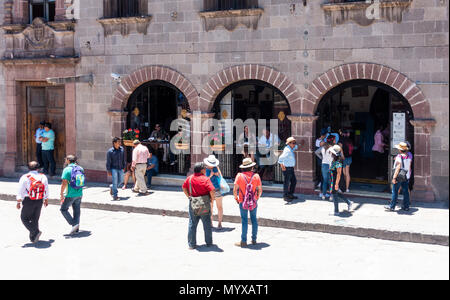 I manifesti politici in La Jardin nel centro di San Miguel De Allende, Messico Foto Stock