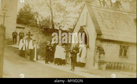 . Arcivescovo di York visitando la chiesa di St Ricarius, Aberford, Lincolnshire, Inghilterra. La qualità della foto e il vestito di uomini suggerisce una data prima del 1939. L occasione è molto probabilmente sabato 5 giugno 1937, quando l'arcivescovo di York (William Tempio) presiedette il funerale e la sepoltura a Aberford, del colonnello FRTT Gascoigne del Lotherton Hall, Leeds. Il clero presente a Aberford con l arcivescovo erano GAV Canonico Fiore vicario di Aberford, Rev. H. Lovell Clarke rettore di Barwick, Rev. T. Bottomley vicario di Saxton, e il Rev. IER Wilford rettore di Garforth. Vi era stato un precedente s Foto Stock