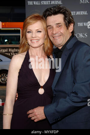 Marg Helgenberger e marito Alan Rosenberg arrivando al signor BROOKS Premiere al Chinese Theatre di Los Angeles. 3/4 il contatto visivo sorriso HelgenbergerMarg RosenbergAlan 120 evento nella vita di Hollywood - California, tappeto rosso Evento, STATI UNITI D'AMERICA, industria cinematografica, celebrità, fotografia, Bestof, arte cultura e intrattenimento, celebrità moda, migliori della vita di Hollywood, evento nella vita di Hollywood - California, moquette rossa e dietro le quinte, musica celebrità, Topix, coppia, famiglia ( marito e moglie ) e i bambini- figli, fratelli e sorelle inchiesta tsuni@Gamma-USA.com, Credito Tsuni / USA, 2006-2009 Foto Stock