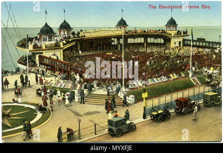 . Bandstand centrale, Herne Bay, Kent, Inghilterra, progettato da H. Kempton Dyson nel 1924 e costruito di ferro-cemento (cemento armato). Photophraphed 1925-1929 perché la struttura di poltrona sdraio area è stata estesa, ma onorevoli mode sono ancora 1920s. . 1925-1929 (unpostmarked). Unknown 21 fascia centrale Stand Herne Bay 021 Foto Stock